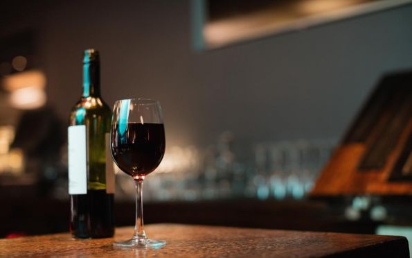Estudo: beber uma taça de vinho por dia não traz benefícios à saúde