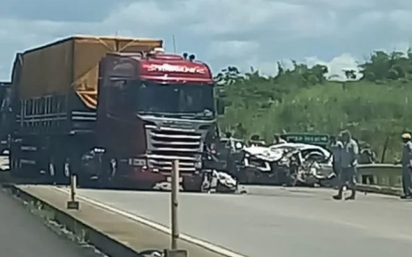 Duas pessoas morrem após colisão entre carro e caminhão em Maruim (SE)