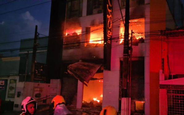 Incêndio atinge edificação e prédios vizinhos na Hermes Fontes, em Aracaju