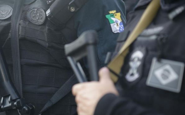 Irmãos são presos por suspeita de roubos de celulares no bairro Farolândia