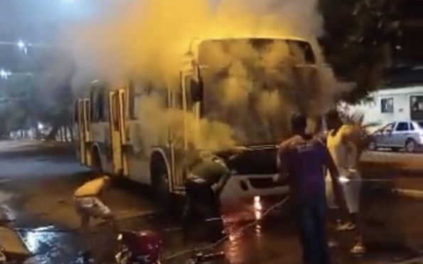Ônibus de transporte público pega fogo no Fernando Collor, em Socorro (SE)