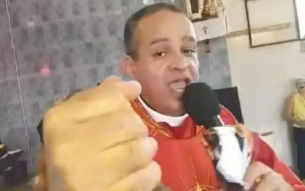 Padre canta samba de Xande de Pilares em missa e vídeo viraliza na web
