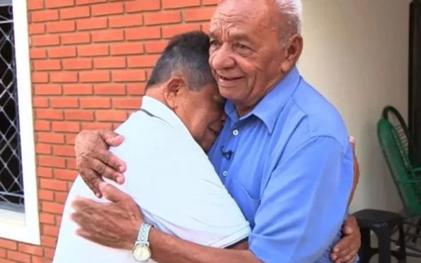 Sem saber que eram “vizinhos”, irmãos se reencontram após 70 anos