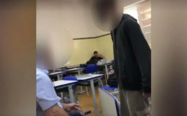 Vídeo: aluno tenta derrubar professor e joga mesa no chão em SP