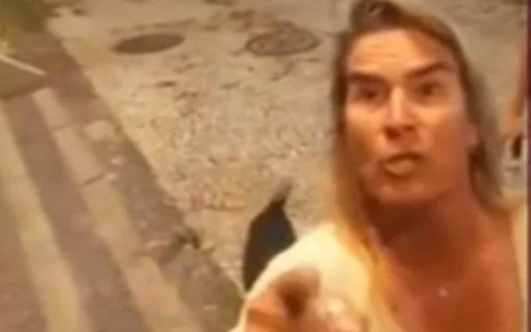 Vídeo: mulher que bateu em entregador com coleira já intimidou atendente