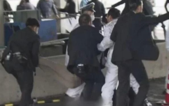 Vídeo: primeiro-ministro japonês é retirado de evento após explosão