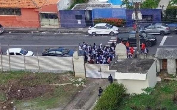 Alunos da rede estadual realizam protesto em frente a escola em Aracaju