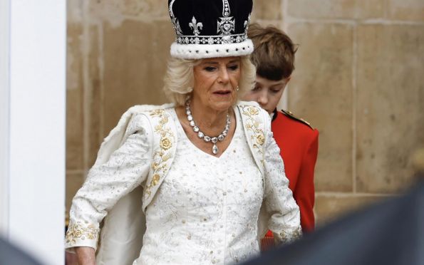 “Amante tem lar” e “rainha com sorte”: web reage à coroação de Camilla