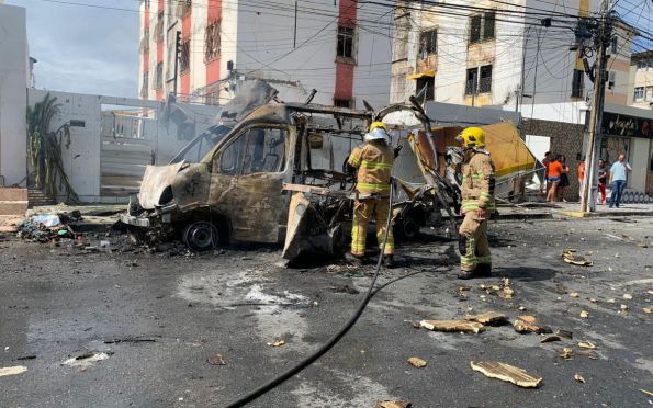 Ambulância explode após pegar fogo na zona sul de Aracaju