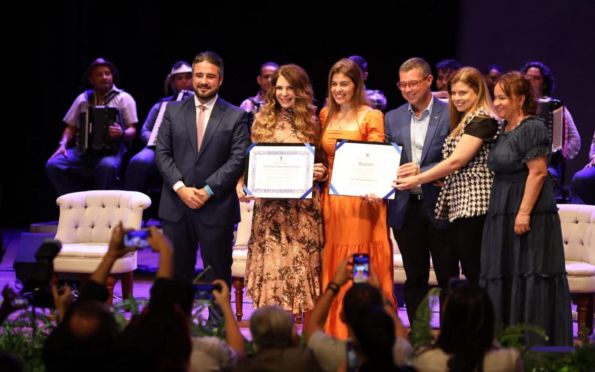 Cantora Elba Ramalho recebe da Alese título de Cidadania Sergipana