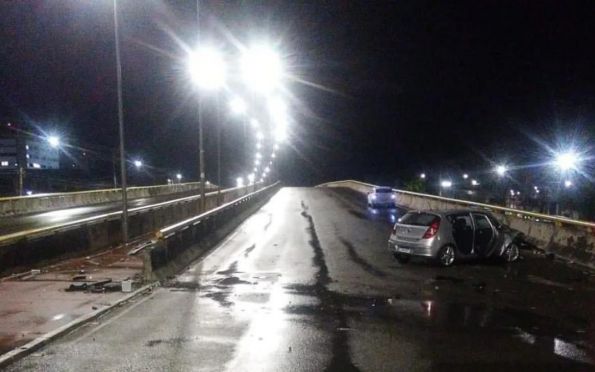 Condutor morre após carro se chocar em proteção de viaduto em Aracaju