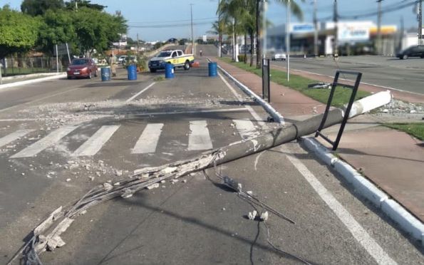 Condutor perde controle e derruba poste na avenida Tancredo Neves