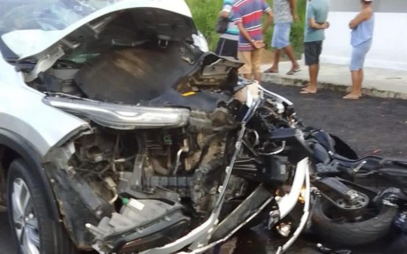 Duas pessoas morrem após carro na contramão colidir com moto na SE-220