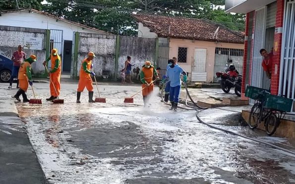 Equipes da Prefeitura realizam limpeza na região do Largo da Aparecida
