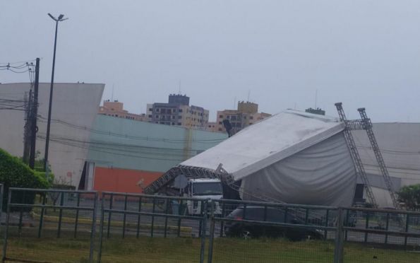 Estrutura de show desmonta e cai em caminhão na zona sul de Aracaju 