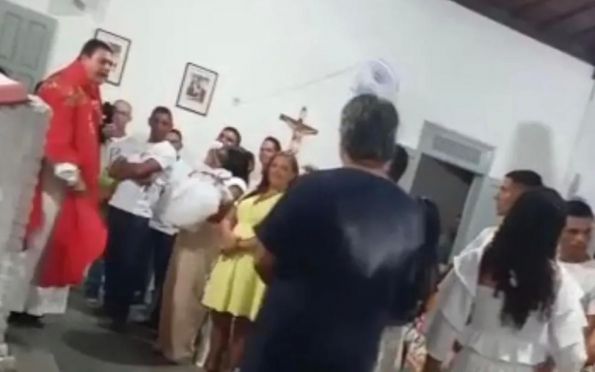 Padre grita com padrinho durante batizado em Propriá (SE); veja vídeo