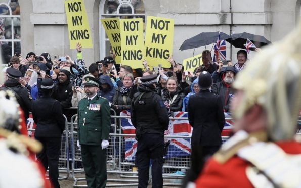 Polícia prende manifestantes antimonarquia na coroação de Charles III