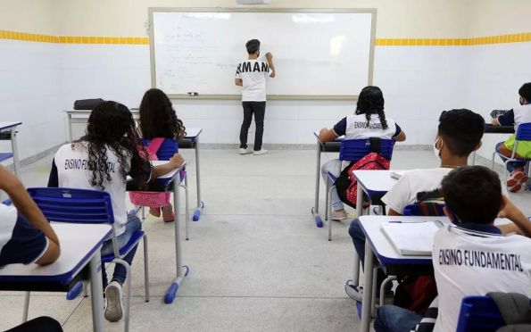 Professores da rede municipal paralisam atividades em Aracaju