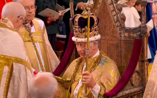 Rei Charles III e rainha Camilla são coroados; veja como foi a procissão