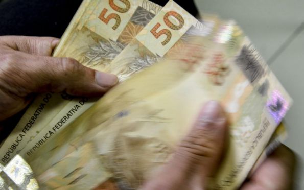 Salário mínimo de R$ 1.320 entra em vigor nesta segunda