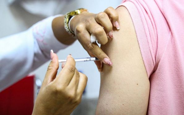 Vacinação contra influenza e covid é levada a órgãos públicos e privados