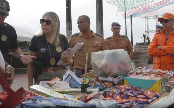 Agentes da segurança pública fiscalizam venda de fogos em Aracaju