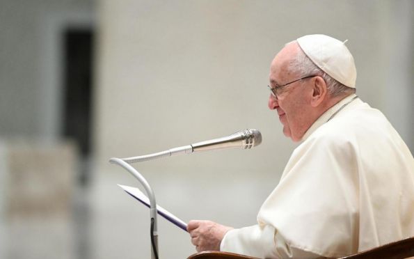 Após cirurgia, papa Francisco telefona para mãe de criança batizada por ele