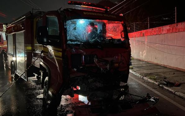 Colisão entre caminhão dos Bombeiros e carro deixa 2 feridos em Aracaju
