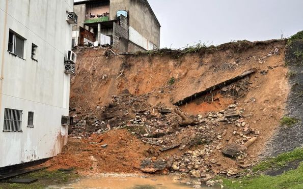 Chuvas provocam deslizamento de terra em condomínio na Grande Aracaju