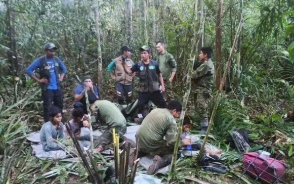 Crianças encontradas em floresta após 40 dias vão a hospital em Bogotá