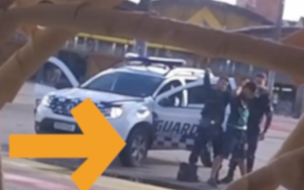 Guarda municipal de Aracaju é flagrado agredindo rapaz durante abordagem