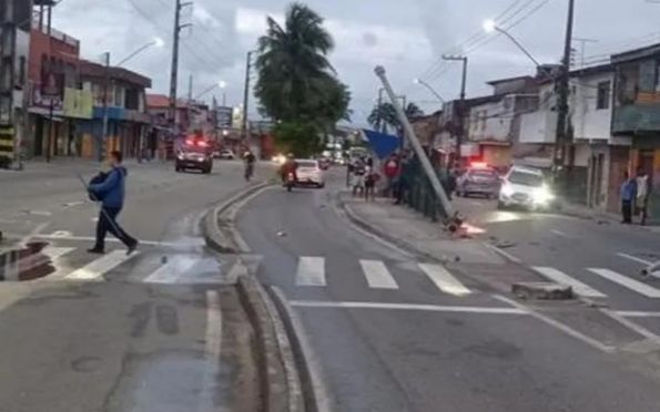 Motorista fica ferido após carro colidir em semáforo em Aracaju 