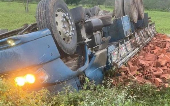 Motorista morre após caminhão tombar no interior de Sergipe