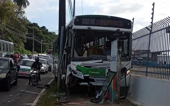 Ônibus atinge poste no bairro Industrial, na zona norte de Aracaju