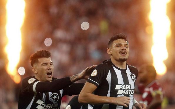 Palmeiras ganha clássico, mas Botafogo sustenta ponta do Brasileiro