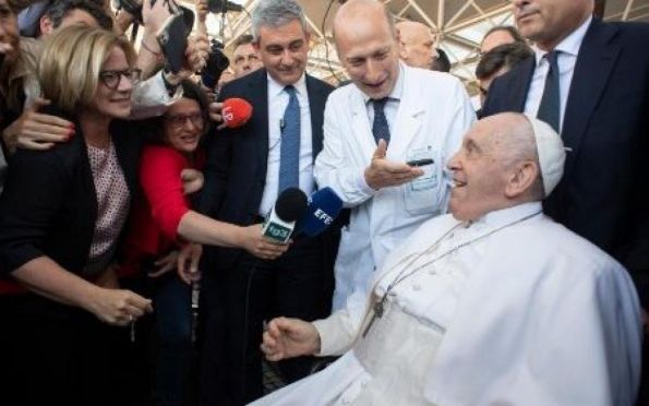 Papa Francisco recebe alta após ser internado para cirurgia em Roma