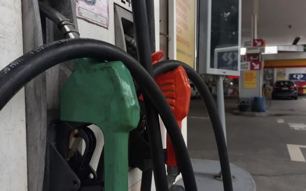 Postos de gasolina com irregularidade são autuados por ocultar interdição