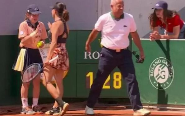 Vídeo: Tenista acerta bolada em gandula e é eliminada de Roland Garros