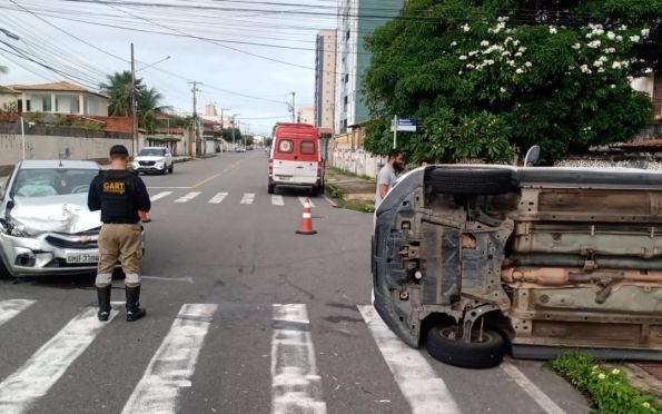 Após colisão, carro capota e uma pessoa fica ferida em Aracaju