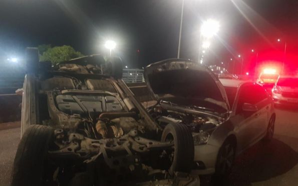 Após colisão, carro capota e uma pessoa fica ferida na ponte Aracaju-Barra