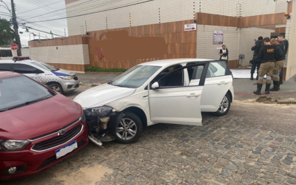 Após confusão em pousada, motorista derruba portão e atinge carro