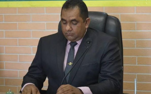 Após retorno, prefeito de Canindé exonera cargos comissionados 