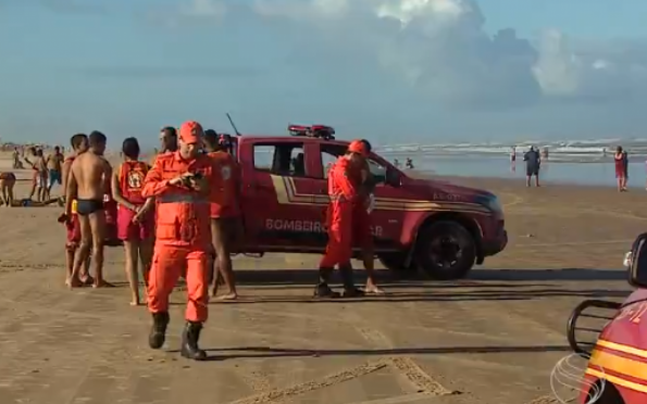 Buscas pelos adolescentes que se afogaram são retomadas na Praia da Atalaia