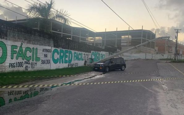 Carro derruba poste de energia elétrica no bairro Jabotiana, em Aracaju