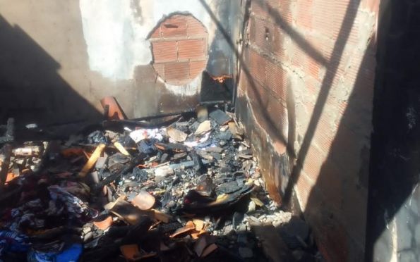 Casa pega fogo em Itabaiana (SE); dono afirma que incêndio foi proposital 
