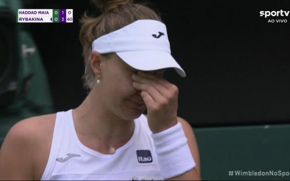 Chorando, Bia Haddad sente lesão na lombar e desiste do Wimbledon