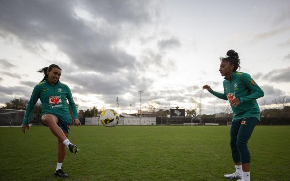 Com passagem de bastão, Marta lidera geração em última Copa do Mundo