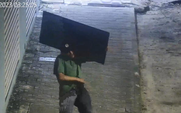 Homem é flagrado carregando televisão roubada no bairro Siqueira Campos