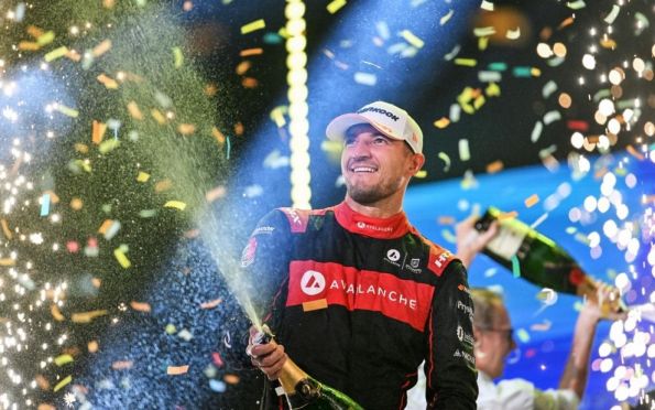 Jake Dennis, da Andretti, vence o campeonato mundial da Formula E