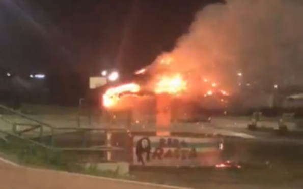 Quiosque é atingido por incêndio no calçadão da Orla do Porto Dantas